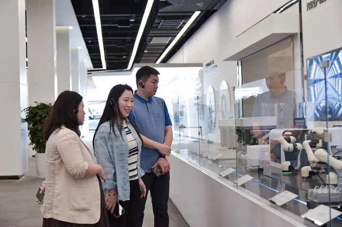群峰重工領導拜訪比亞迪參觀考察 共謀新能源合作與沙特儲能市場拓展
